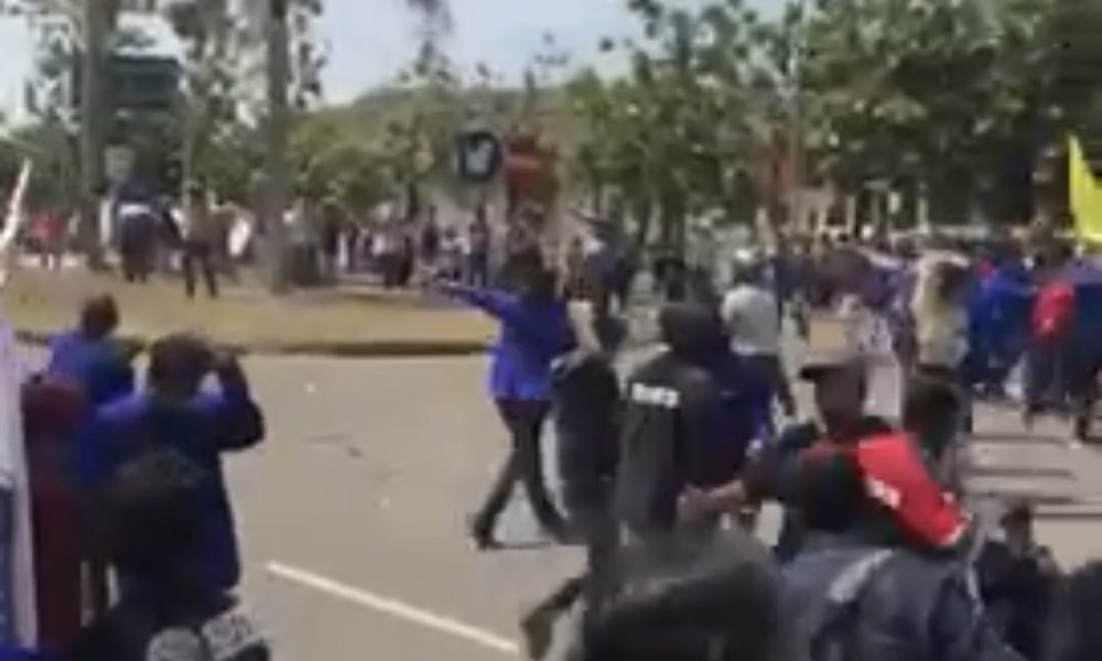 Luka Parah Bentrok dengan Polisi, 5 Mahasiswa Bekasi Dilarikan ke Rumah Sakit