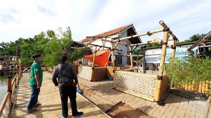 Salah satu kerusakan fasilitas pariwisata di Situ Rawa Gede, Bojong Menteng, Kecamatan Rawalumbu, Kota Bekasi. Foto: Istimewa