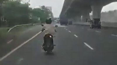 Pemotor Masuk Jalan Tol Jakarta-Cikampek. Foto: tangkapan layar video