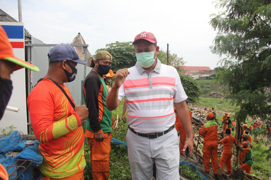 Wakil Wali Kota Bekasi Tri Adhianto meninjau gumpalan sampah bambu, kayu dan ranting pohon yang nampak di Kali Bekasi, Jalan M.Hasibuan, Kota Bekasi. Foto: (Ist)