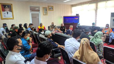 Wakil Wali Kota Bekasi Tri Adhianto bersama dengan BBWSCC dan perwakilan warga serta komunitas peduli kali membahas masalah ancaman banjir musiman di musim penghujan. Foto: istimewa
