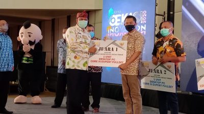 Penerimaan Penganugrahan Inovasi Perangkat Daerah Innovation Week Tahun 2020 oleh Wakil Wali Kota Bekasi Tri Adhianto dan Kepala Disdukcapil Kota Bekasi Muhammad Taufiq. Foto: (Ist)