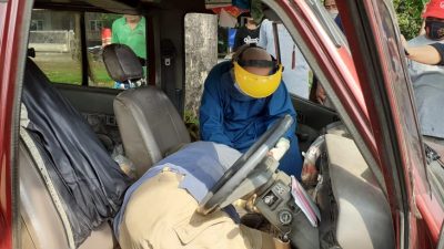 Jenazah korban saat hendak dievakuasi petugas di Taman Gren Apel, Kampung Pondok Benda RT 004/002, Kelurahan Jatirasa, Kecamatan Jatiasih, Kota Bekasi.. Foto: (Ist)