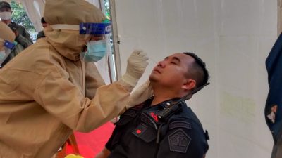 Tes Swab terhadap pegawai Lapas Kelas IIA Bekasi, Bulak Kapal, Kota Bekasi, Kamis (26/11/2020). Foto: Yessiana/Gobekasi.id
