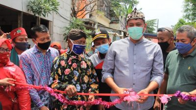 Wakil Wali Kota Bekasi Tri Adhianto Tjahyono meresmikan Kampung KB di Jatikaramat, Sabtu (28/11/2020). Foto: (Ist)
