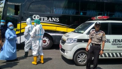 Polisi dan Tim Gugus Tugas Covid mengevakuasi jenazah korban yang meninggal dalam bus jurusan Garut-Bekasi di Terminal Induk Bekasi, Senin (9/11/2020). Foto: istimewa