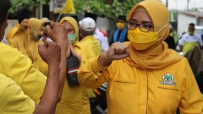 Ade Puspitasari di Mata Mereka