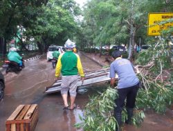 Hujan Angin di Bekasi, Papan Petunjuk Arah di Jalan I Gusti Ngurah Rai Ambruk