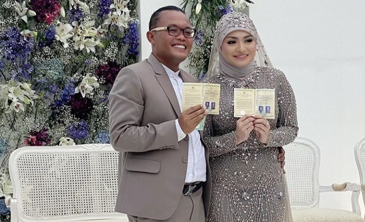 Sule dan Nathalie Holscher kini sudah resmi menjadi suami-istri usai melangsungkan pernikahan di Tsamara Resto Bekasi, Minggu (15/11). (Instagram ferdinand_sule)