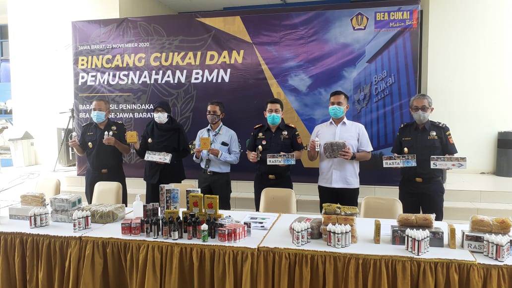 Pemusnahan rokok liquid oleh Bea Cukai Bekasi. Foto: Gobekasi.id