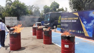 Pemusnahan rokok liquid oleh Bea Cukai Bekasi. Foto: Gobekasi.id