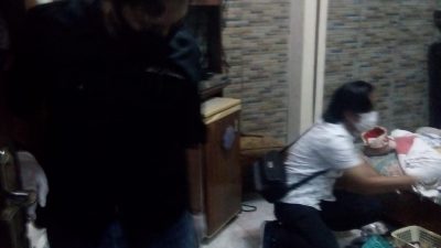 Polisi saat melakukan olah TKP di Perumahan Harapan Baru 1, Jalan Durian Raya, Blok AH4 Nomor 21 RT 02/04, Kelurahan Kota Baru, Kecamatan Bekasi Barat, Kota Bekasi. Foto: Ist)