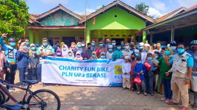Momen bersama jajaran PLN UP3 Bekasi dengan Santri dan Guru Ponpes Yatim dan Dhuafa Annur. Foto: Gobekasi.id