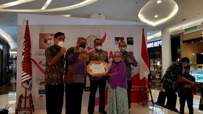 Penerimaan penghargaan dua UMKM oleh Aprindo. Foto: (Ist)