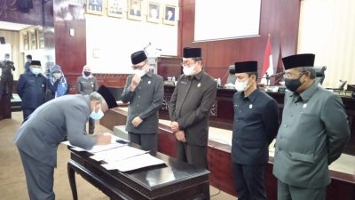 Wali Kota Bekasi Rahmat Effendi menandatangani pengesahan draft APBD tahun 2021 disaksikan langsun ketua seerta pimpinan DPRD, Senin (30/11/2020). Foto: (Ist)