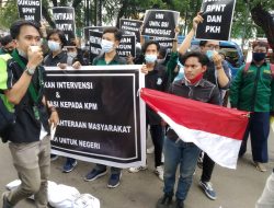 Ada Penyimpangan Program BPNT Kemensos, Mahasiswa Bawa “Pocong” Desak Kadinsos Kota Bekasi Mundur