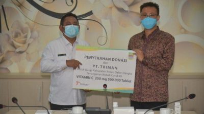 Bupati Bekasi Eka Supria Atmaja menerima bantuan vitamin