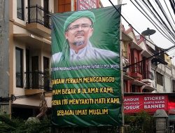 Satpol PP Turunkan Seluruh Baliho dan Spanduk Habib Rizieq Shihab di Kota Bekasi