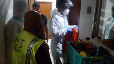 Tim Satgas Covid-19 saat hendak mengevakuasi jasad korban yang meninggal mendadak. Foto: Gobekasi.id