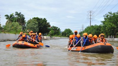 Proses pelatihan Polwa Polres Metro Bekasi mendayung perahu karet di Kalimalang oleh instruktur BPBD Kota Bekasi, Selasa (14/12/2020). Foto (Ist)