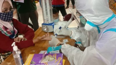 Timpemburu Covid-19 melakukan rapid tes massal kepada pengunjung dan pedang di alun-alun Kota Bekasi, Sabtu (12/12/2020) malam. Foto: Yessiana /Gobekasi.id