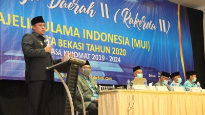 Wakil Ketua Dewan Pertimbangan MUI Kota Bekasi, Tri Adhianto memberikan penyampaian dalam rapat kerja daerah II di Gedung Graha Hartika, Jalan Kemakmuran, Kelurahan Margajaya, Kecamatan Bekasi Selatan, Kota Bekasi, Senin (30/11/2020)