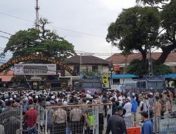 Ratusan Pengikut HRS Geruduk Mapolrestro Bekasi Kota