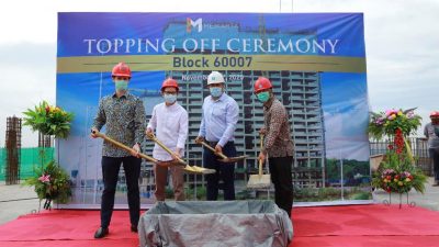 Roberto Gill Ruiz - Project Director Meikarta, Raymond - Head of Design Meikarta, Mr Ukun - GM CSCEC for Indonesia, Mr Chang Hua - Vice GM CSCEC saat melakukan topping off distrik 2 Meikarta