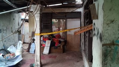 Kondisi Rumah Pelaku di Kampung Pulo Gede RT 05 RW 11 Kelurahan Jakasampurna, Kecamatan Bekasi Barat, Kota Bekasi, diduga menjadi lokasi eksekusi mutilasi terhadap korban Dony Saputra (24), Rabu (9/12/2020). Foto: Gobekasi.id