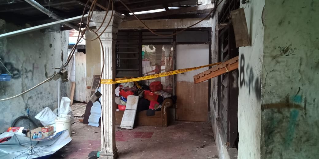 Kondisi Rumah Pelaku di Kampung Pulo Gede RT 05 RW 11 Kelurahan Jakasampurna, Kecamatan Bekasi Barat, Kota Bekasi, diduga menjadi lokasi eksekusi mutilasi terhadap korban Dony Saputra (24), Rabu (9/12/2020). Foto: Gobekasi.id