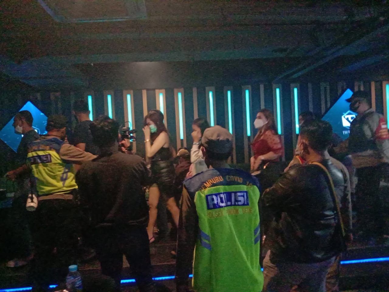 Pembubran kerumunan pesta di Tempat Hiburan Malam Tiffany Club and Lounge oleh tim pemburu Covid-19 Kota Bekasi, Minggu (13/12/2020) dini hari. Foto (Ist)