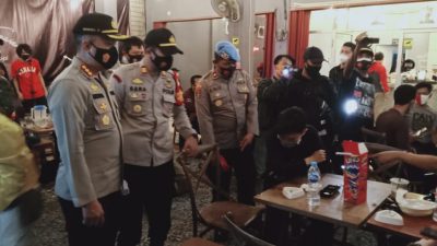 Petigas gabungan menyisir dan membubatkan sejumlah kerumunan di THM dan resto Kabupaten Bekasi, Minggu (13/12/2029) dini hari. Foto (Ist)