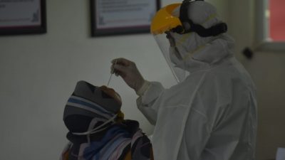 Tes Swab massal terhadap buruh di Kabupaten Bekasi, Kamis (3/12/2020). Foto: Gobekasi.id