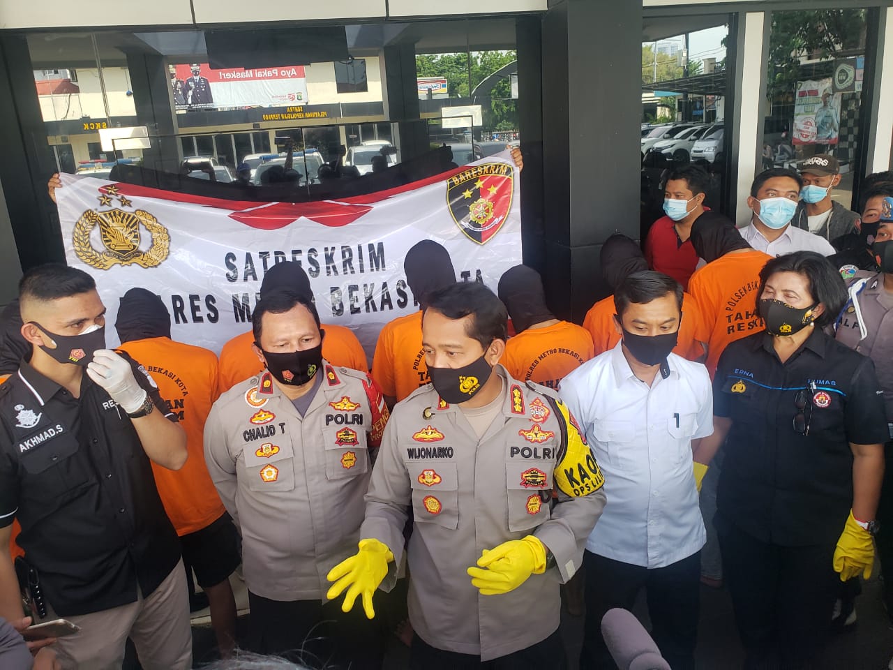 Polres Metro Bekasi Kota meringkus tujuh begal yang menewaskan korbannya di Jalan Raya Perjuangan, Bekasi Utara, Senin (28/12/2020). Foto: Gobekasi.id