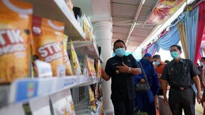 Bupati Bekasi Eka Supria Atmaja saat meninjau salah satu gerai Indomaret, Rabu (30/12/2020). Foto: (Ist)