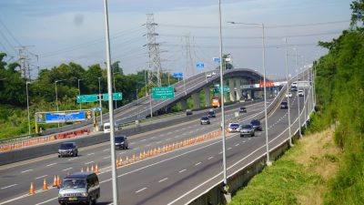 Suasana lalu lintas di ruas Tol Jakarta-Cikampek saat libur Natal 2020, Jumat (25/12/2020). Foto: (Ist)