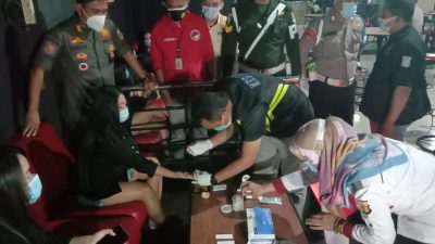 Pemeriksaan Rapid Tes terhadap LC di salah satu THM Kabupaten Bekasi, Kamis (3/12/2020). Foto: Gobekasi.id