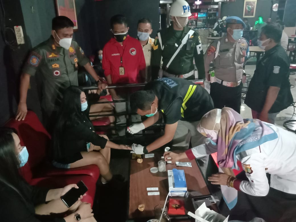 Pemeriksaan Rapid Tes terhadap LC di salah satu THM Kabupaten Bekasi, Kamis (3/12/2020). Foto: Gobekasi.id