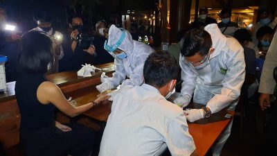 Rapid tes massal yang dilakukan tim gabungan di THM Holywings Forest Bekasi, Kamis (3/12/2020). Foto: (Ist)