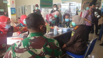 Proses Vaksinasi Bupati Bekasi Eka Supria Atmaja, Kamis (28/1/2021). Foto: Gobekasi.id