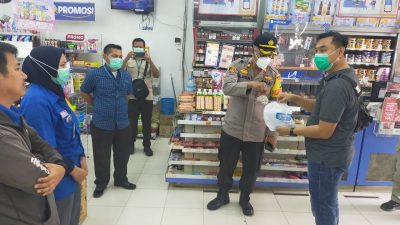 Polisi melakukan olah TKP perampokan di sebuah minimarket di Kampung Tegal Danas RT 1/1, Desa Jayamukti, Kecamatan Cikarang Pusat, Kabupaten Bekasi, Jumat (29/1/2021). Foto: Gobekasi.id