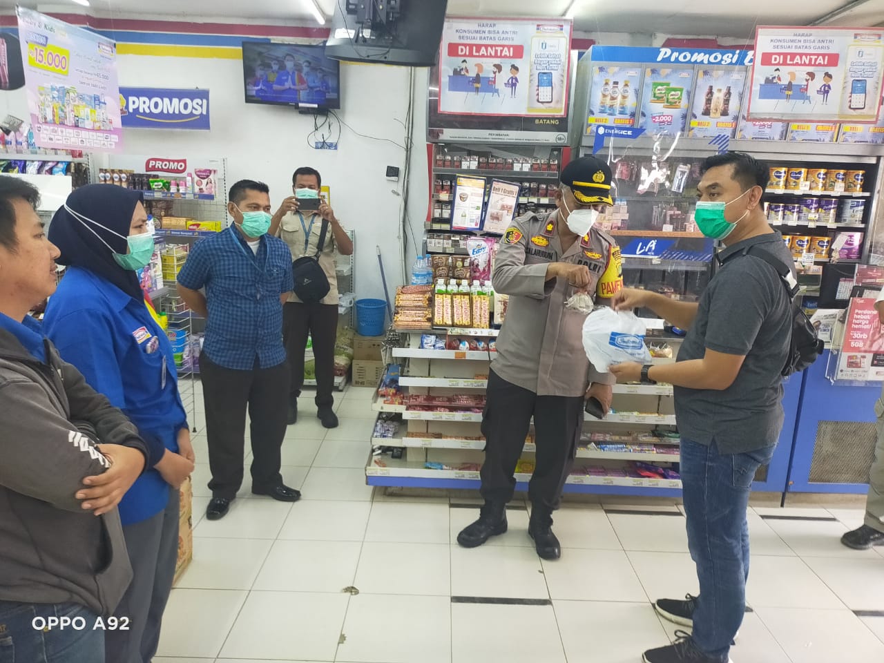 Polisi melakukan olah TKP perampokan di sebuah minimarket di Kampung Tegal Danas RT 1/1, Desa Jayamukti, Kecamatan Cikarang Pusat, Kabupaten Bekasi, Jumat (29/1/2021). Foto: Gobekasi.id