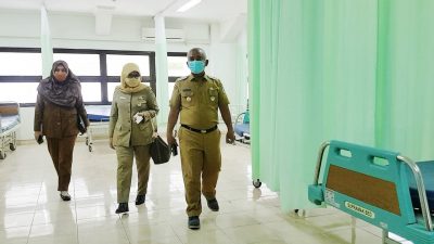 Wali Kota Bekasi Rahmat Effendi meninjau kesiapan penambahan ruang isolasi bagi pasien Covid-19 di Gate 7 RSD Stadion Patriot Candrabhaga, Selasa (12/1/2020). Foto: (Ist)