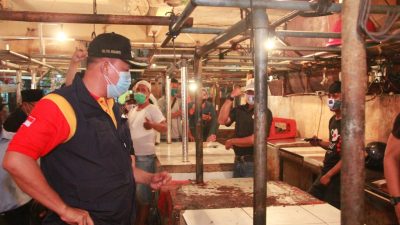 Wakil Wali Kota Bekasi Tri Adhianto Tjahyono saat menampung aspirasi para pedagang di Pasar Baru Bekasi, Kamis (21/1/2021). Foto: (Ist)