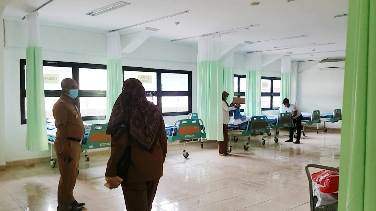 Wali Kota Bekasi Rahmat Effendi meninjau kesiapan penambahan ruang isolasi bagi pasien Covid-19 di Gate 7 RSD Stadion Patriot Candrabhaga, Selasa (12/1/2020). Foto: (Ist)