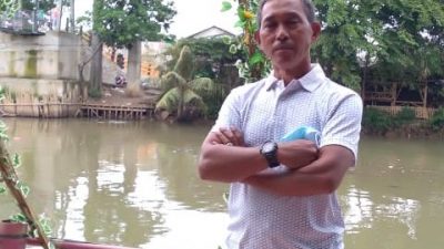 Abbas (53) seorang guru di Bekasi sekaligus pelaku budidaya Ikan Lele di peternakannya Komplek Panca Motor, Jalan Kubis RT 05/15, Kelurahan Harapan Jaya, Kecamatan Bekasi Utara, Rabu (13/1/2021). Foto: Gobekasi.id