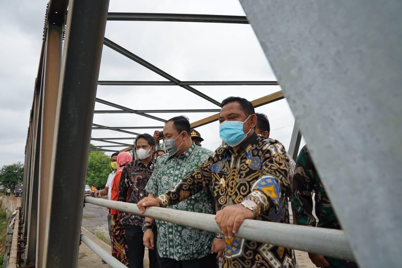 Bupati Bekasi Eka Supria Atmaja saat meninjau Jembatan Cipamingkis, Jumat (8/1/2021). Foto: (Ist)