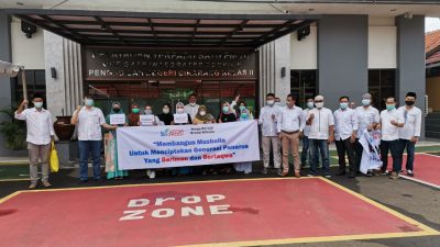 Ratusan warga Cluster Water Garden Perumahan Grand Wisata menggeruduk Pengadilan Negeri (PN) Cikarang. Foto: Gobekasi.id