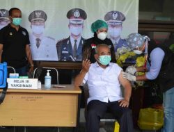 Wali Kota Bekasi Disuntik Vaksin Pertama, Begini Reaksinya