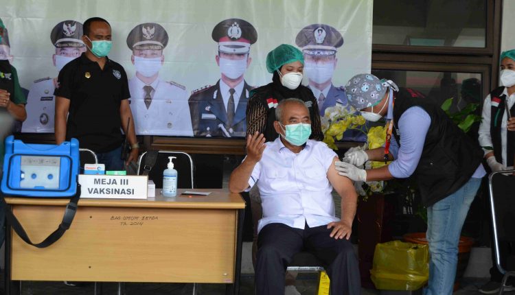 Prosesi penyuntikan vaksin sinovac oleh tenaga medis kepada Wali Kota Bekasi Rahmat Effendi di Gate 19 Stadion Patriot Candrabhaga, Jumat (15/1/2021). Foto: (Ist)
